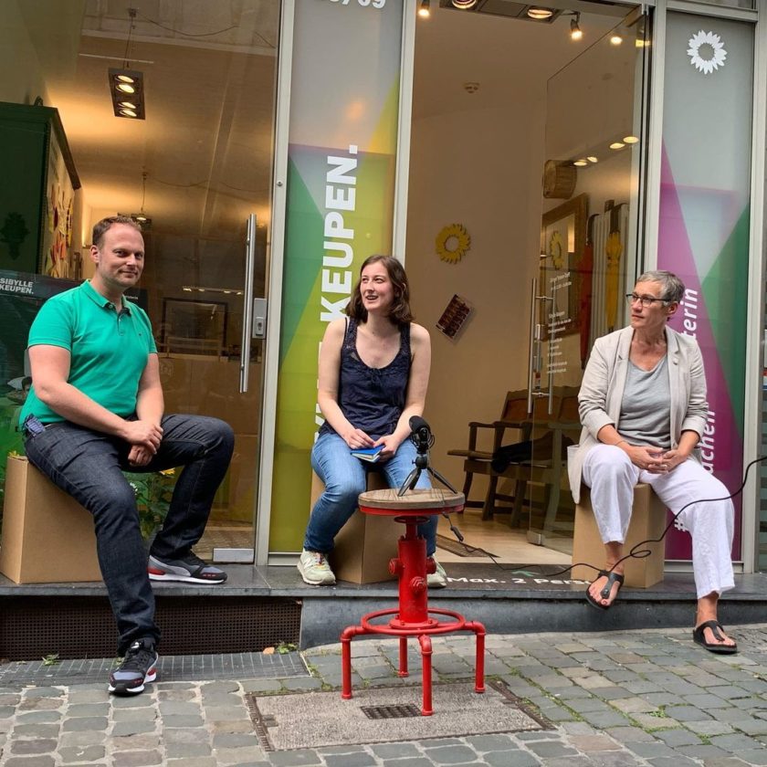 Kai Gehring, Franca Braun und Sibylle Keupen vor dem Bürger*innentreff